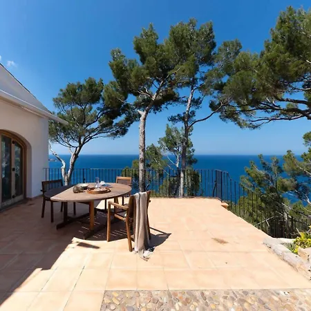 Villa En Primera Línea De Mar Con Amplia Terraza *